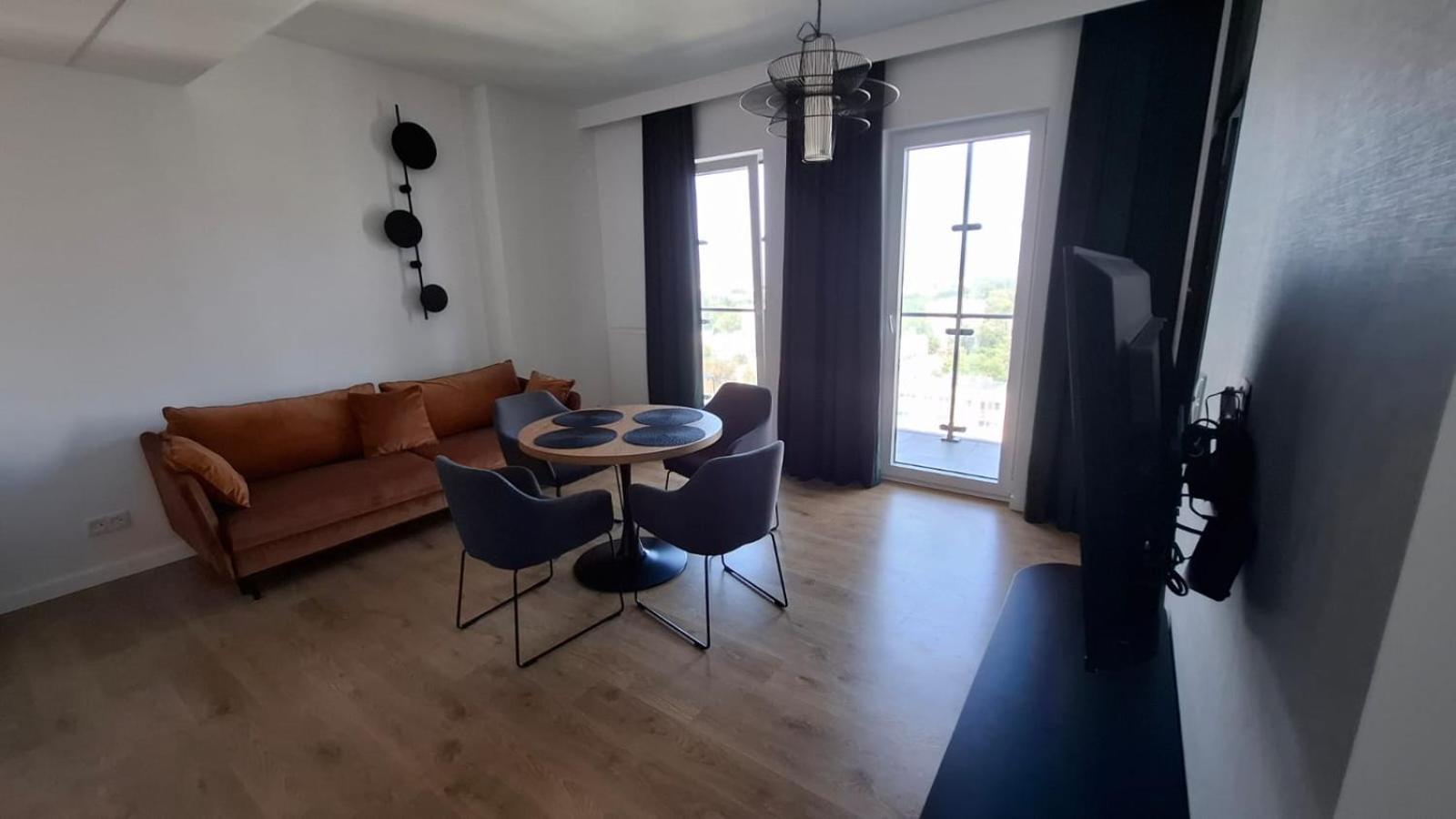 Apartamenty Wola Tower Varšava Exteriér fotografie