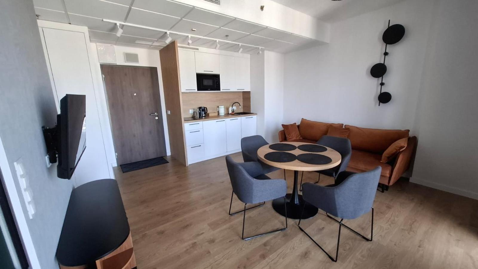 Apartamenty Wola Tower Varšava Exteriér fotografie